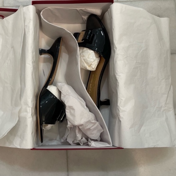 Salvatore Ferragamo Ginostra Sandals. Women’s size 9. NWT/NIB. - Picture 2 of 12